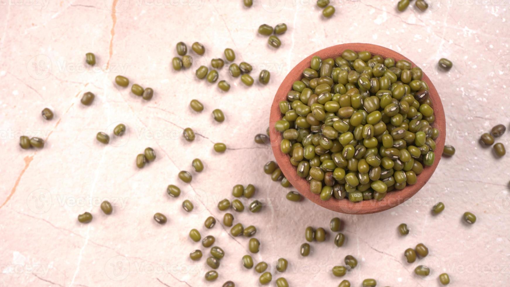 judías mung verdes también conocidas como mung dal, vigna radiata, judías verdes o moong dal aisladas en fondo blanco foto