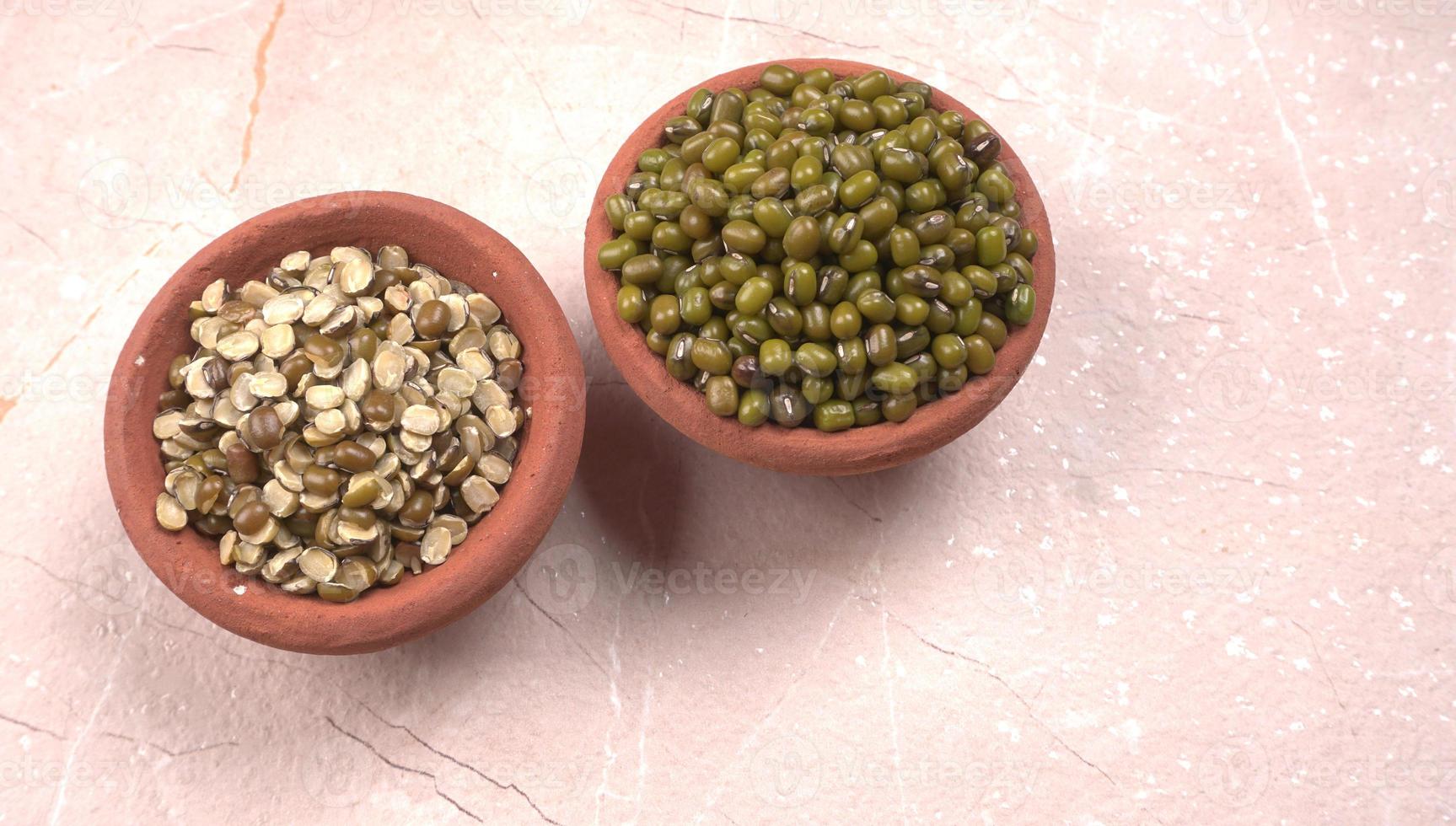 judías mung verdes también conocidas como mung dal, vigna radiata, judías verdes o moong dal aisladas en fondo blanco foto