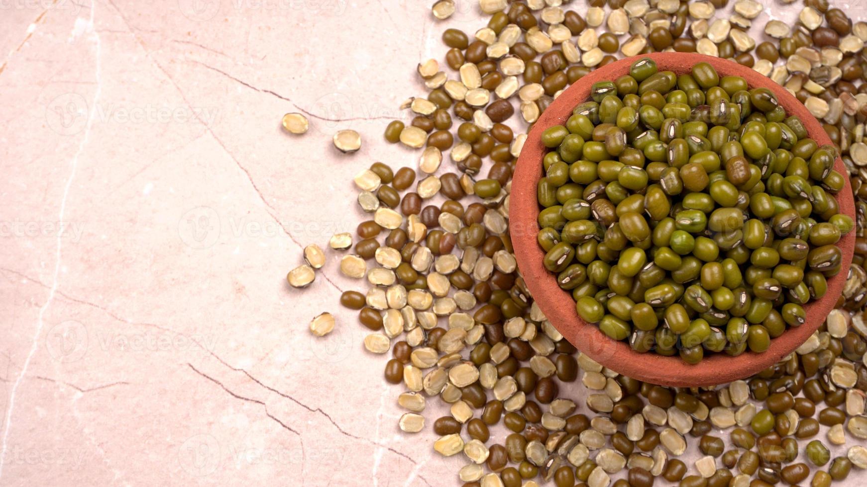 judías mung verdes también conocidas como mung dal, vigna radiata, judías verdes o moong dal aisladas en fondo blanco foto