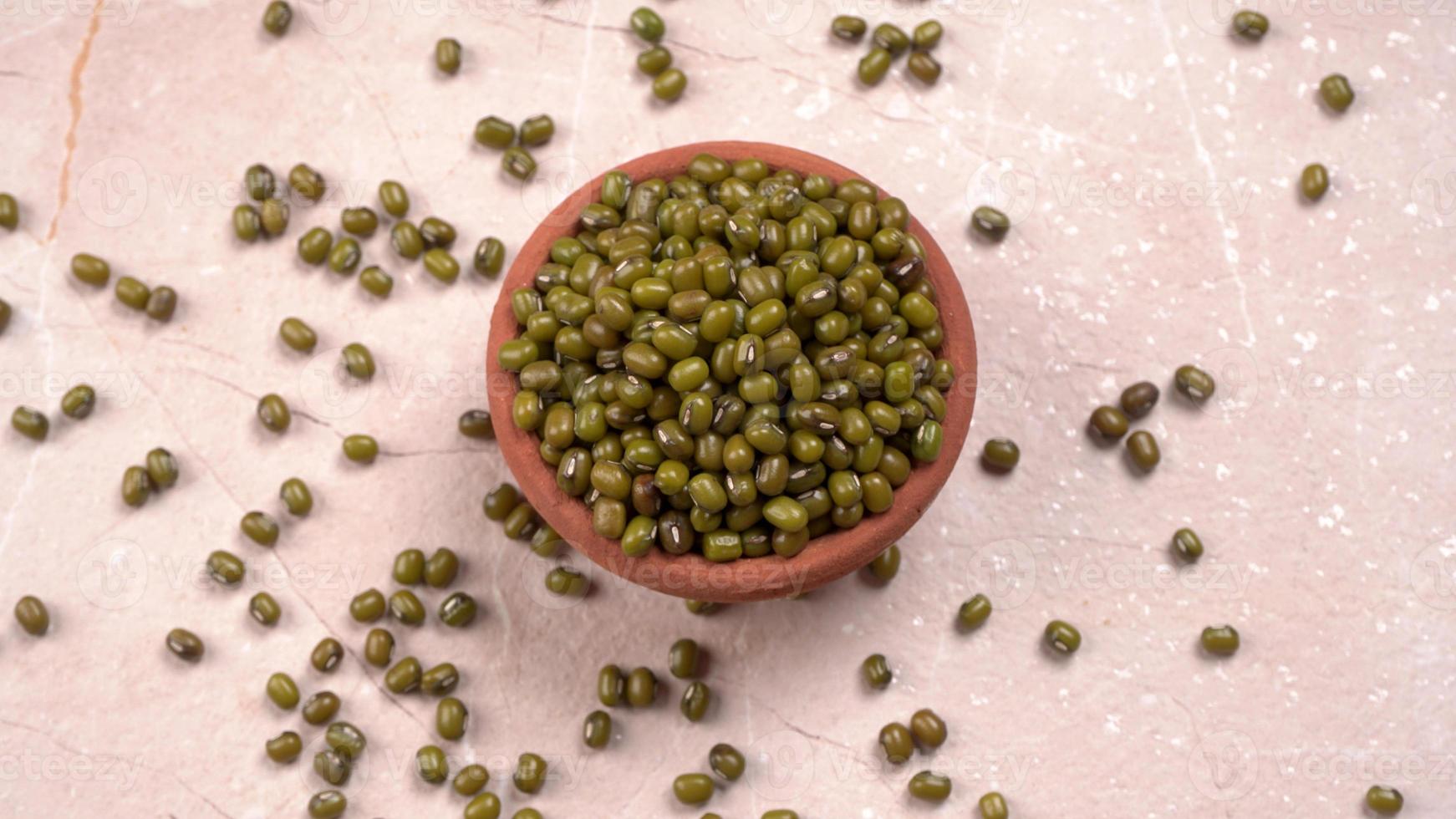 judías mung verdes también conocidas como mung dal, vigna radiata, judías verdes o moong dal aisladas en fondo blanco foto