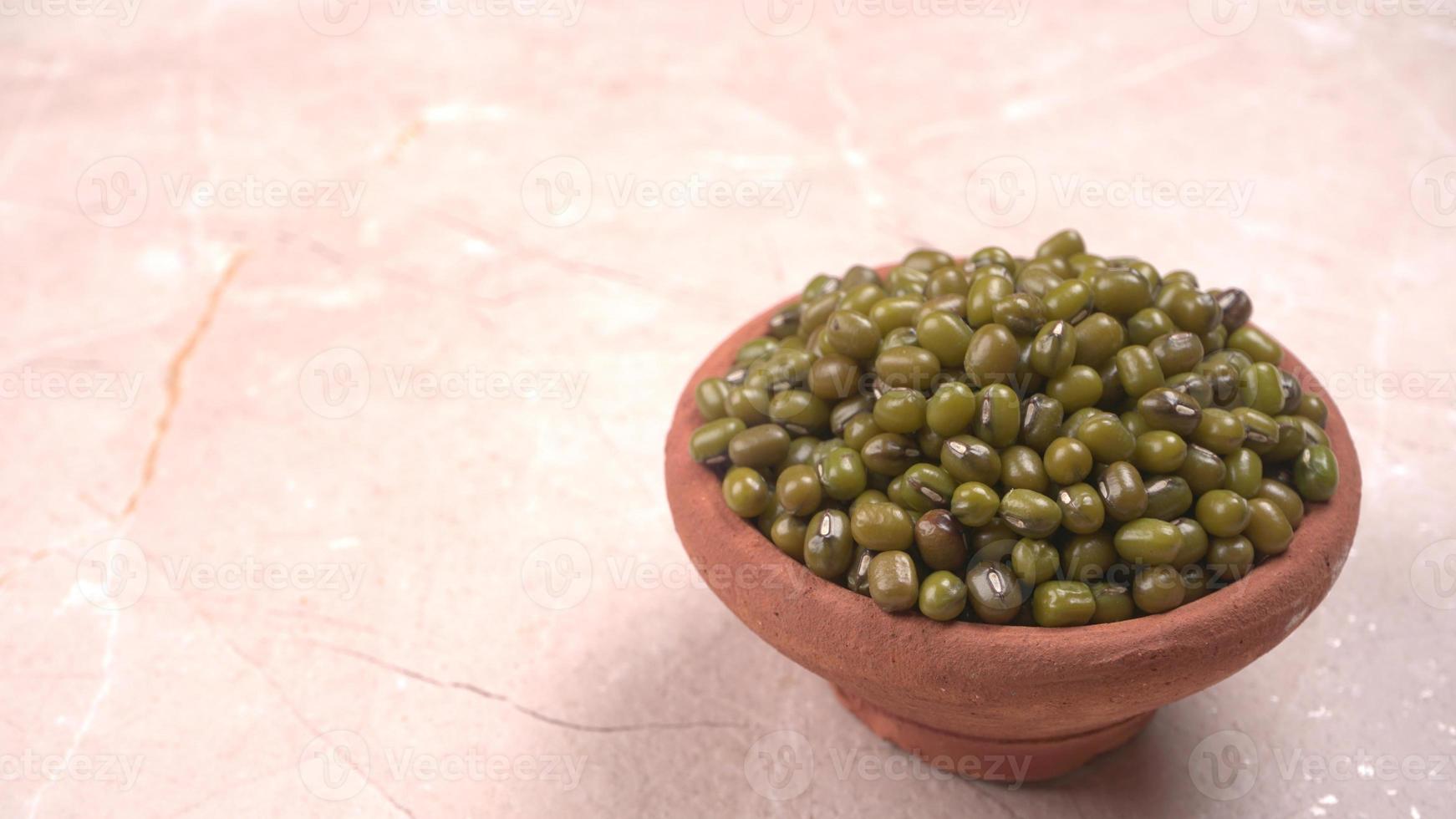 judías mung verdes también conocidas como mung dal, vigna radiata, judías verdes o moong dal aisladas en fondo blanco foto