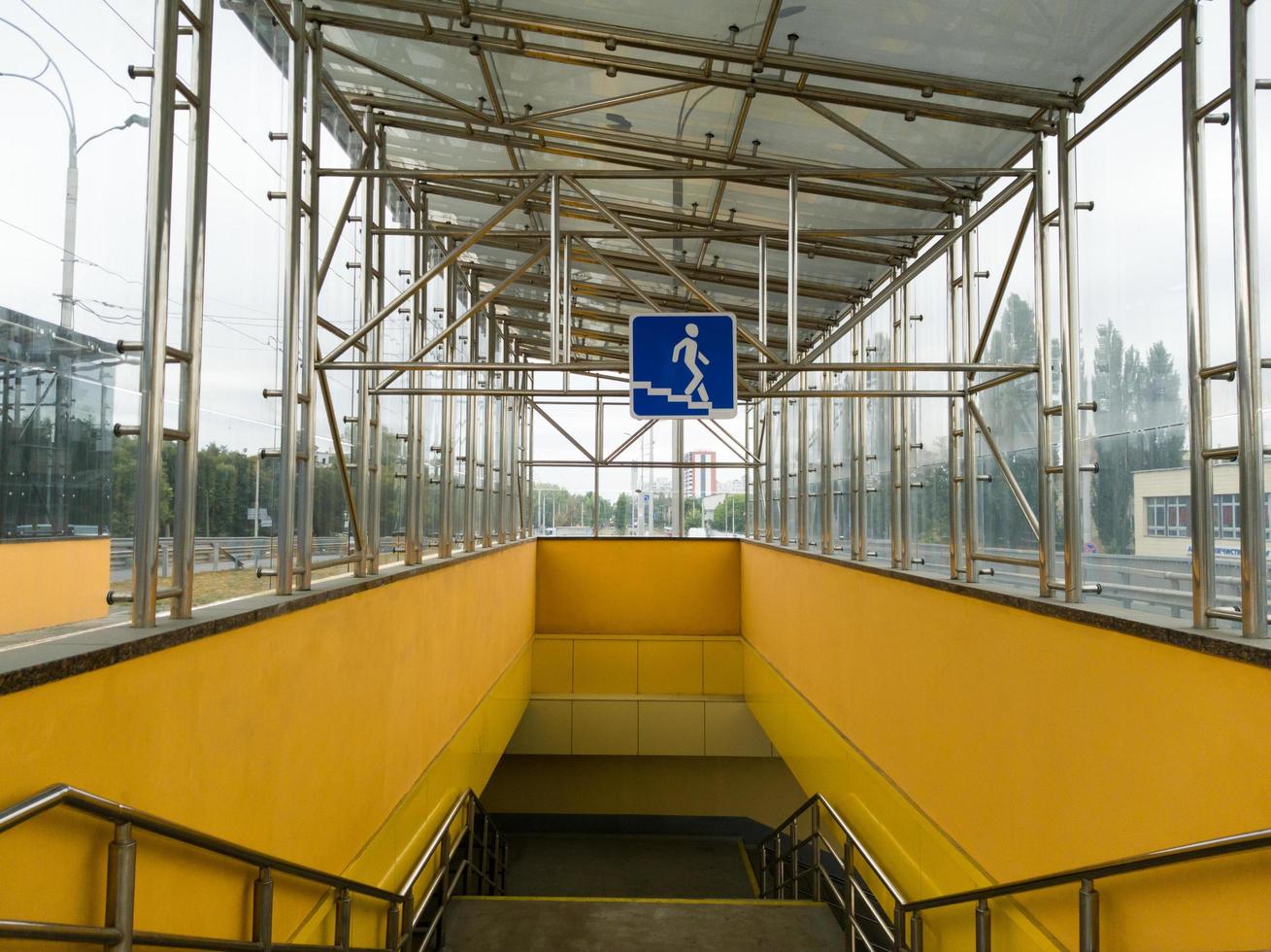 ucrania, kiev - 26 de septiembre de 2019. el cartel es un paso de peatones subterráneo a la entrada del pasaje subterráneo. paso de peatones subterráneo amarillo vacío. foto