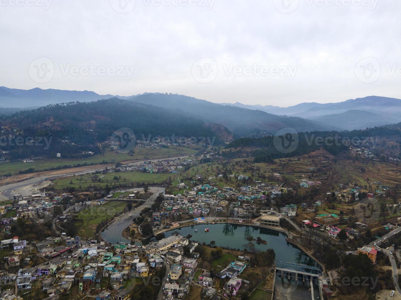 vista aérea de la ciudad de baijnath. toma de drones del distrito de bageshwar. una ciudad situada entre las montañas foto