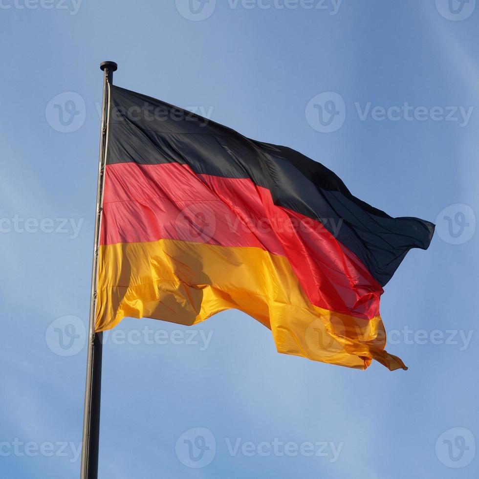 bandera alemana sobre el cielo azul foto