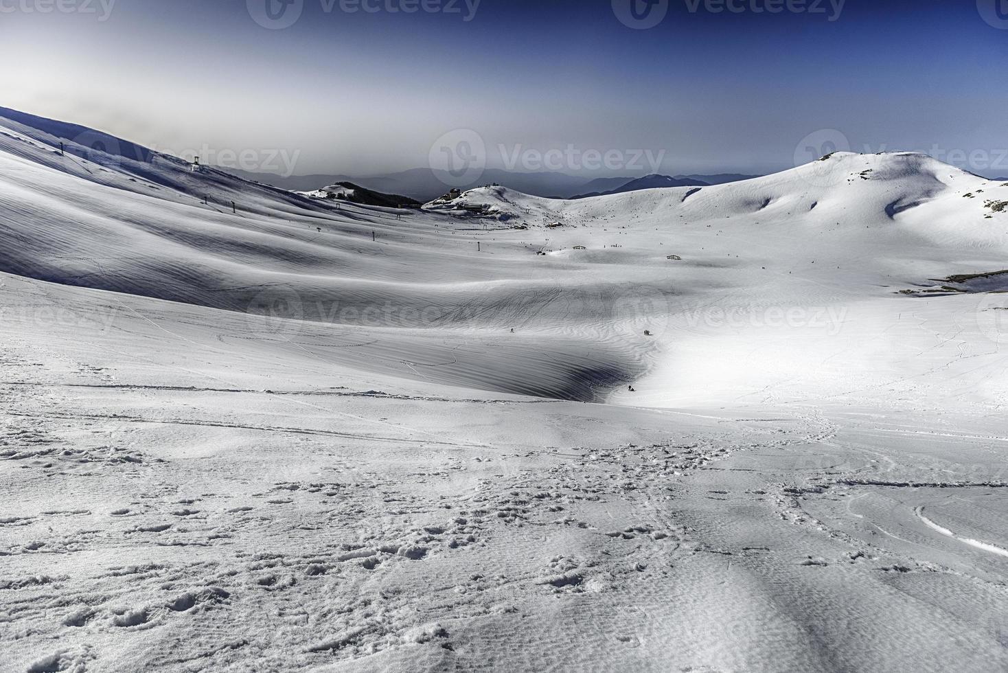 pintoresco paisaje invernal con montañas cubiertas de nieve, campocatino, italia foto