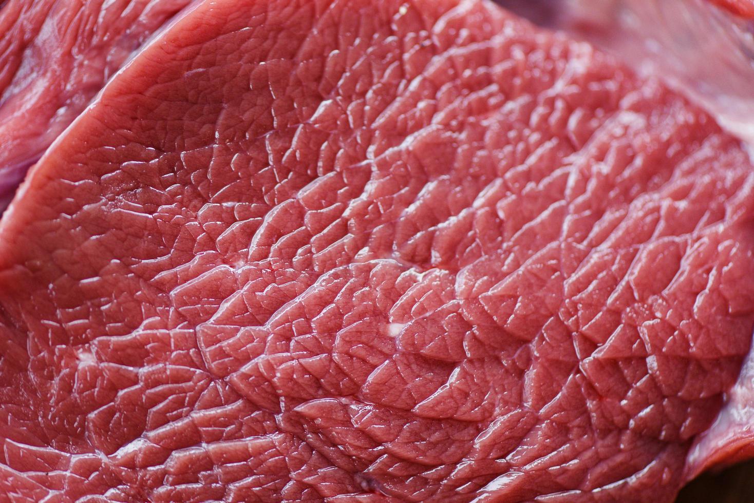 Proteína animal en rodajas de carne de res fresca: cierre de los detalles del fondo de textura de la carne de res cruda foto