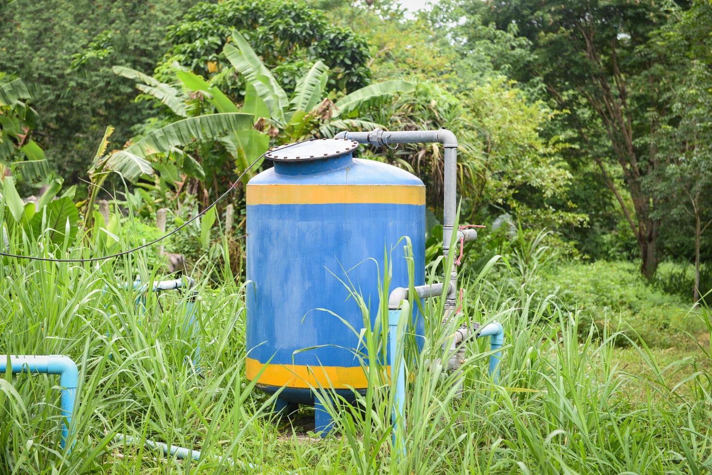 Pozo de agua subterránea con tubería de pvc y sistema eléctrico de pozo profundo bomba sumergible tanque de agua foto