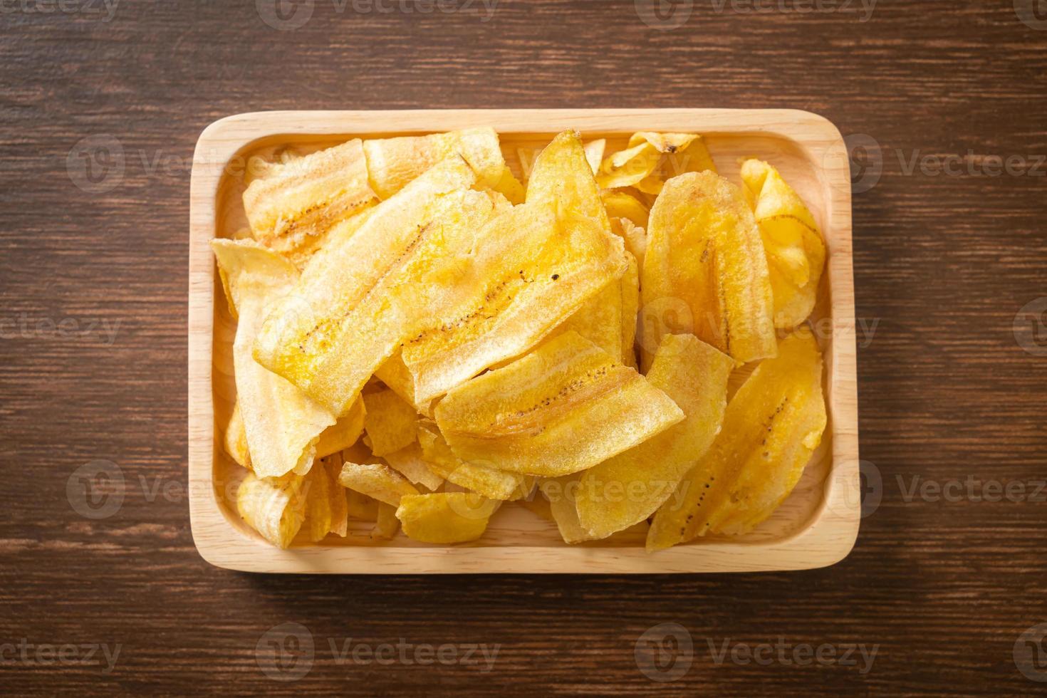 chips de plátano - plátano en rodajas frito o al horno foto