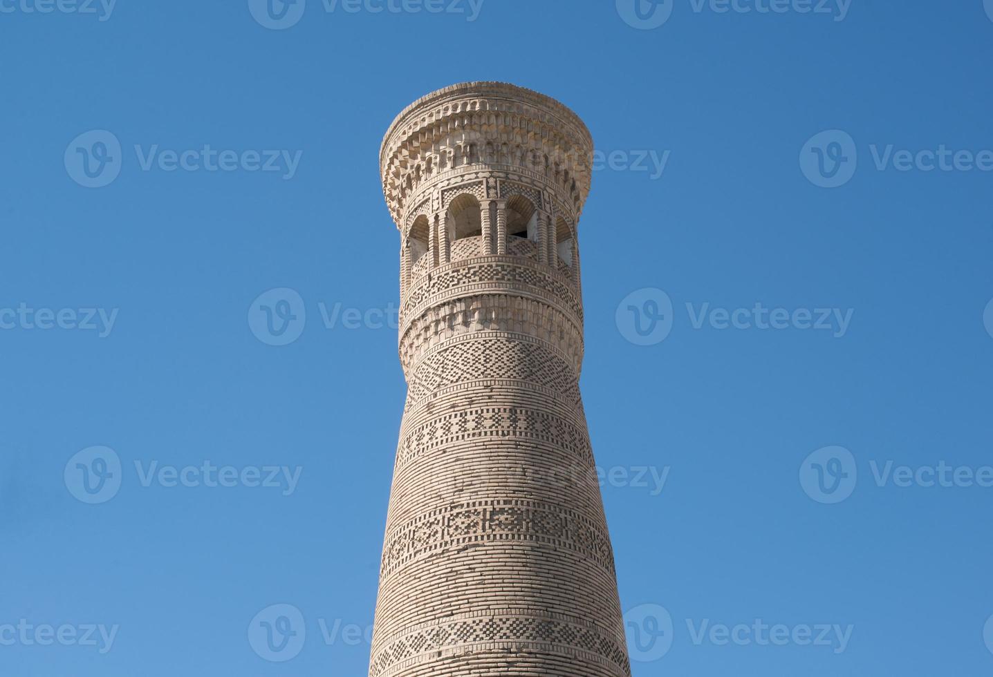 alta torre ovalada de ladrillos, antiguos edificios asiáticos. los detalles de la arquitectura de asia central medieval foto