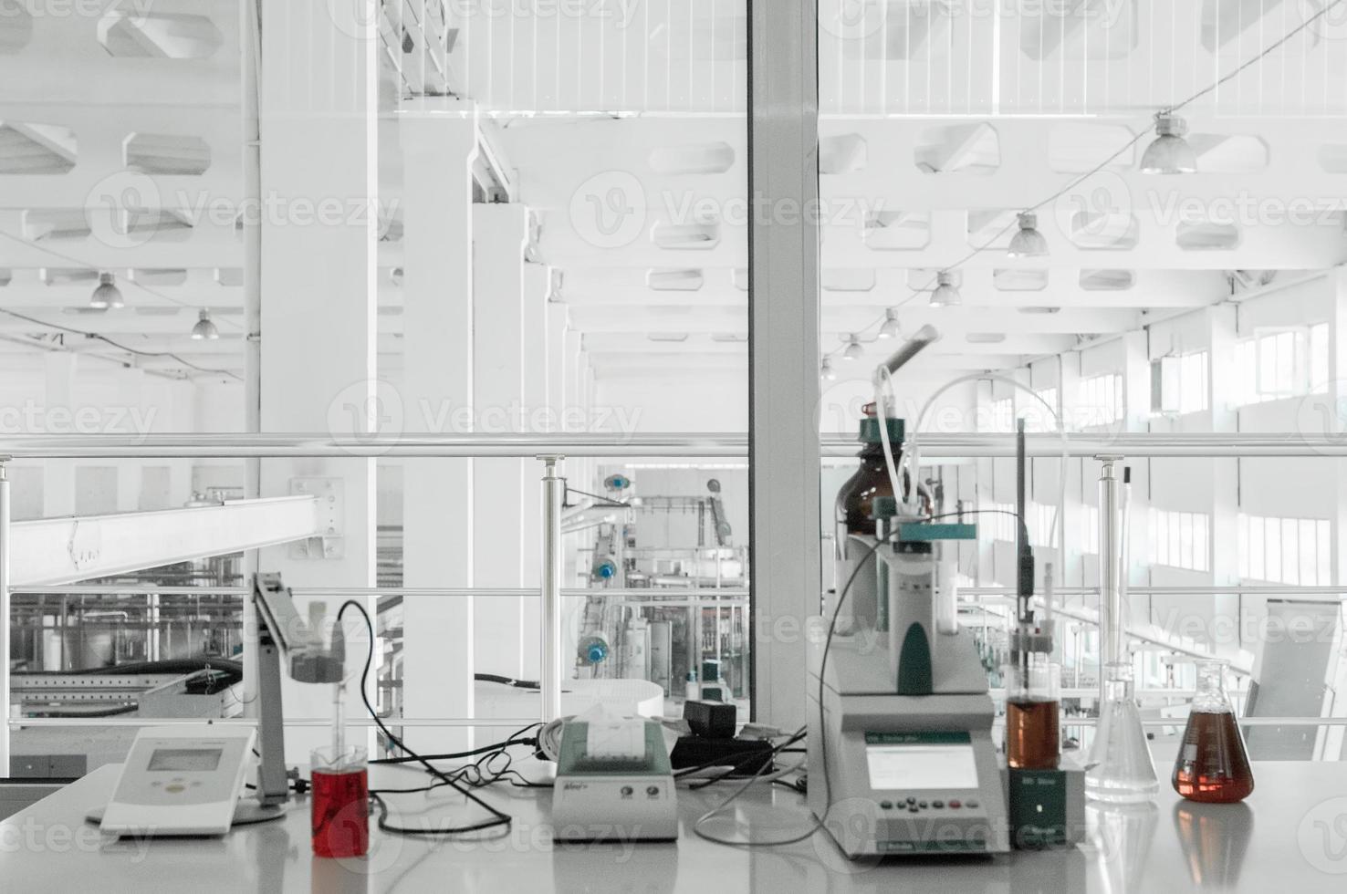 laboratorio de pruebas e instrumentos de medición en la planta para la producción y procesamiento de plásticos foto