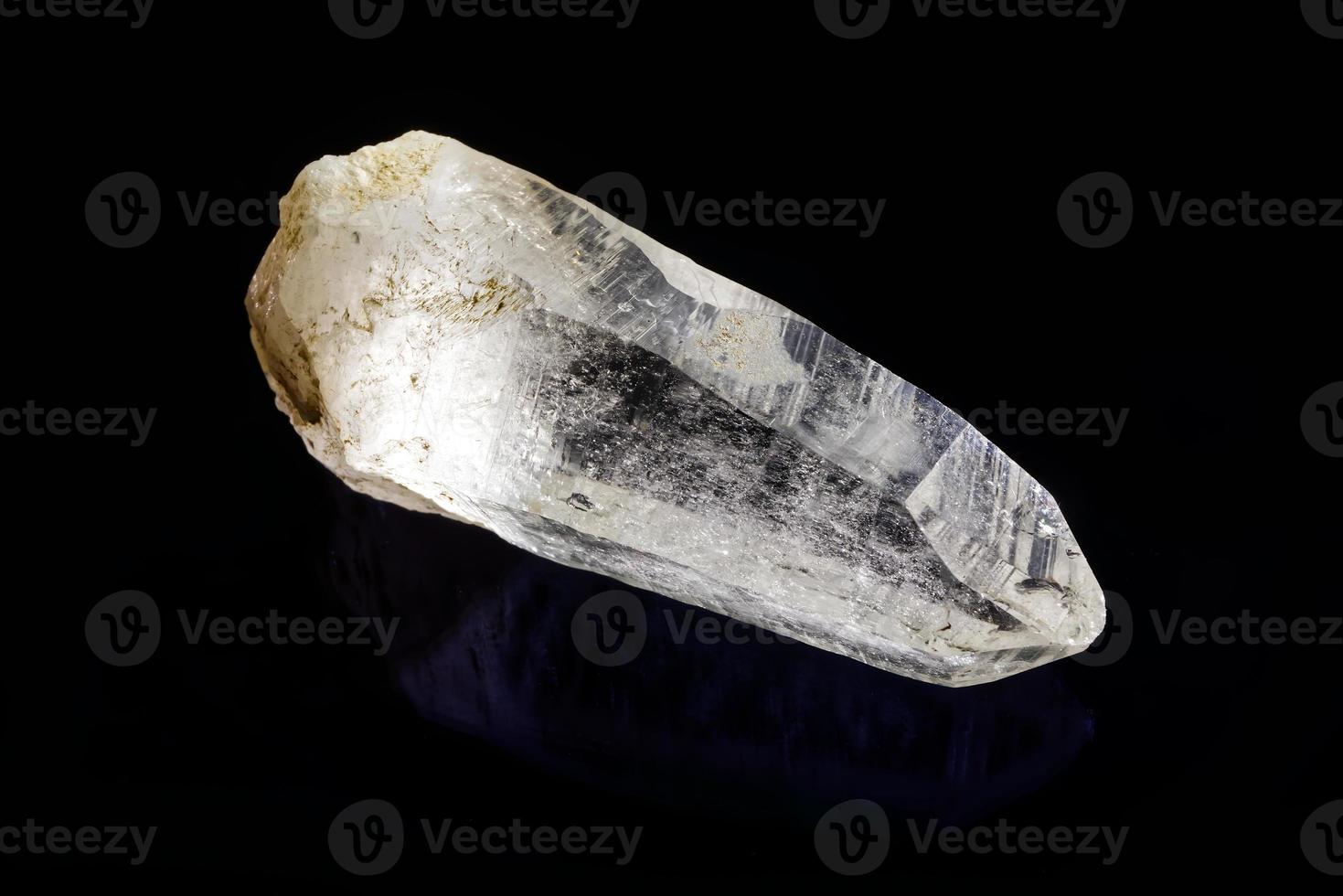 piedra de cuarzo blanco aislada sobre fondo reflectante negro foto