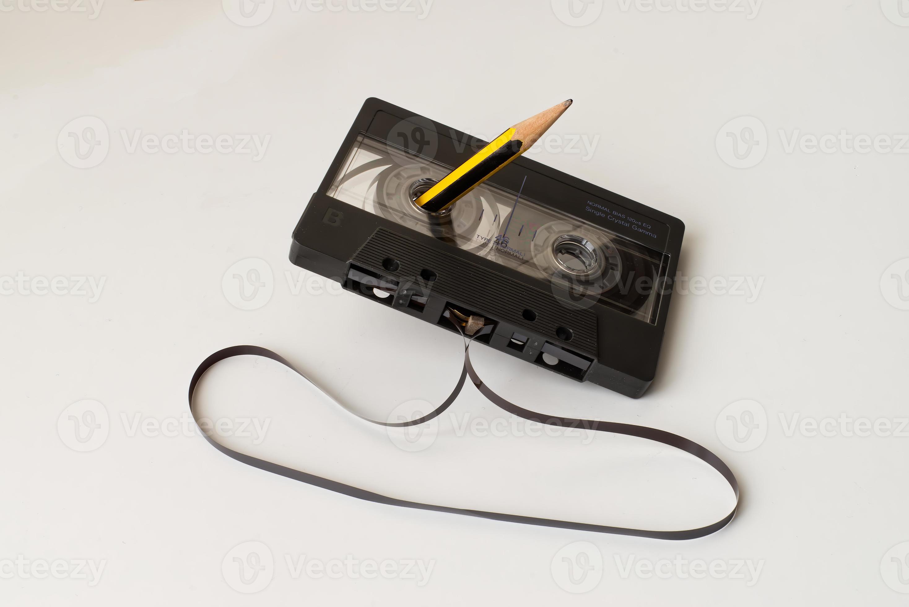 Cinta Cassette antigua rebobinada con un bolígrafo como en los años 80  Stock Vector