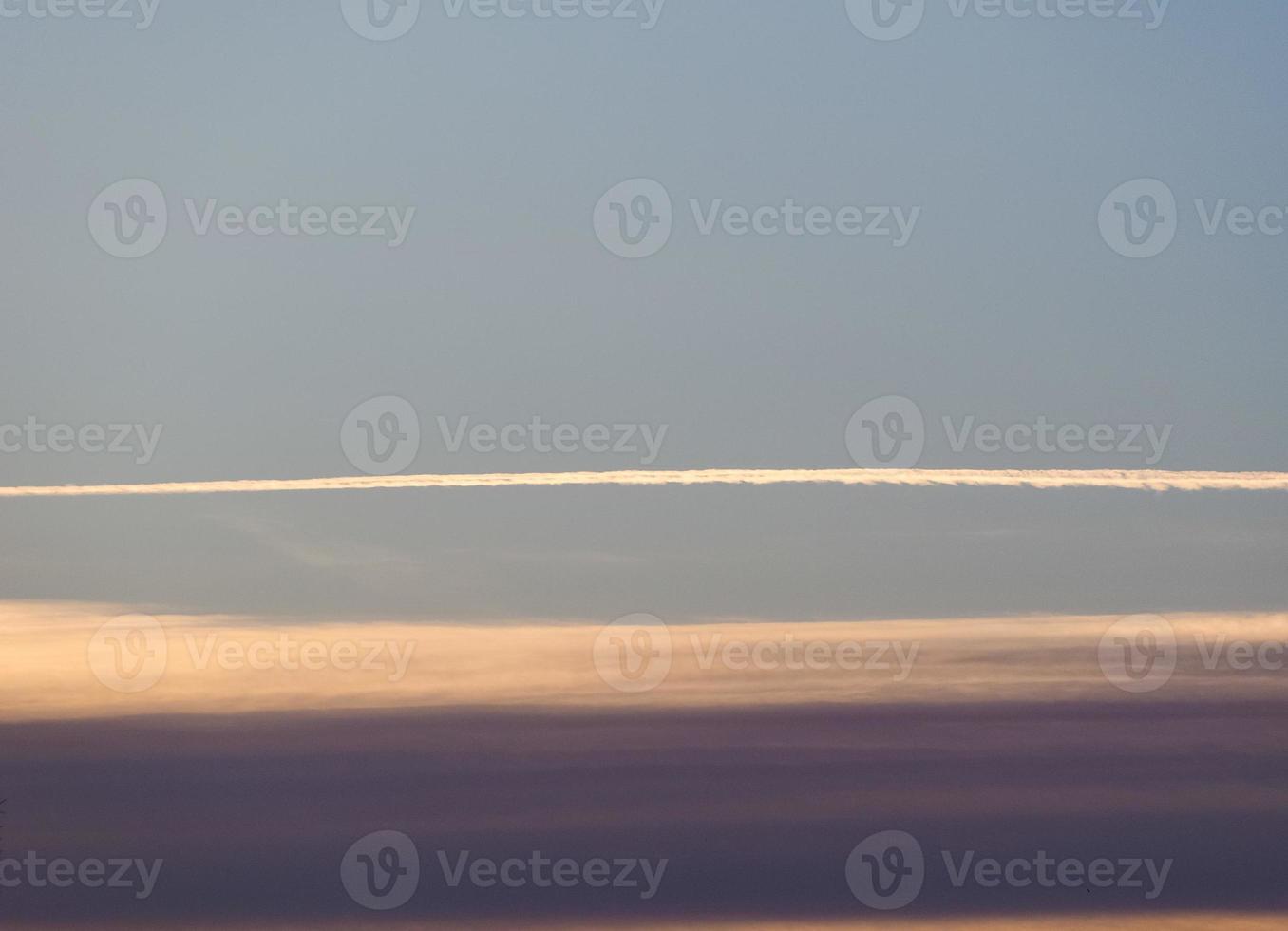 senderos de avión en el cielo foto