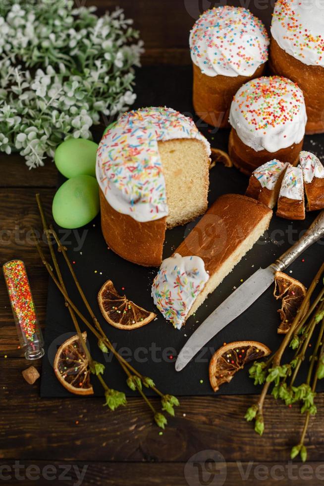 pastel de pascua y huevos de pascua mesa de celebración festiva decoración tradicional y golosinas foto