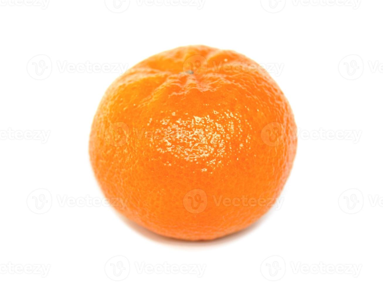 fruta de mandarina sobre blanco foto