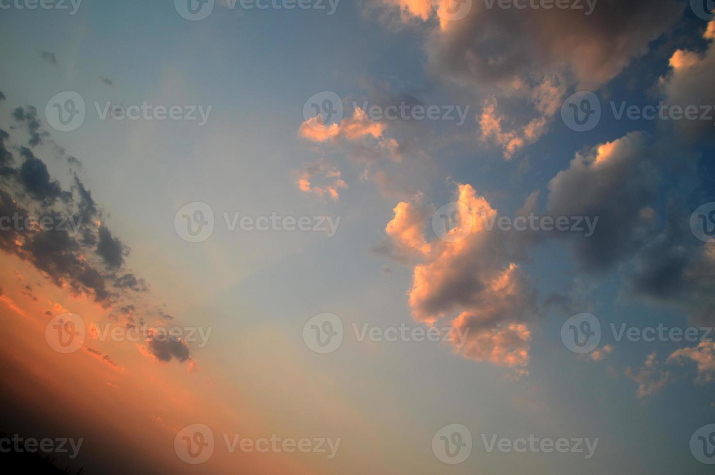 hermoso cielo al atardecer con nubes. cielo abstracto. foto