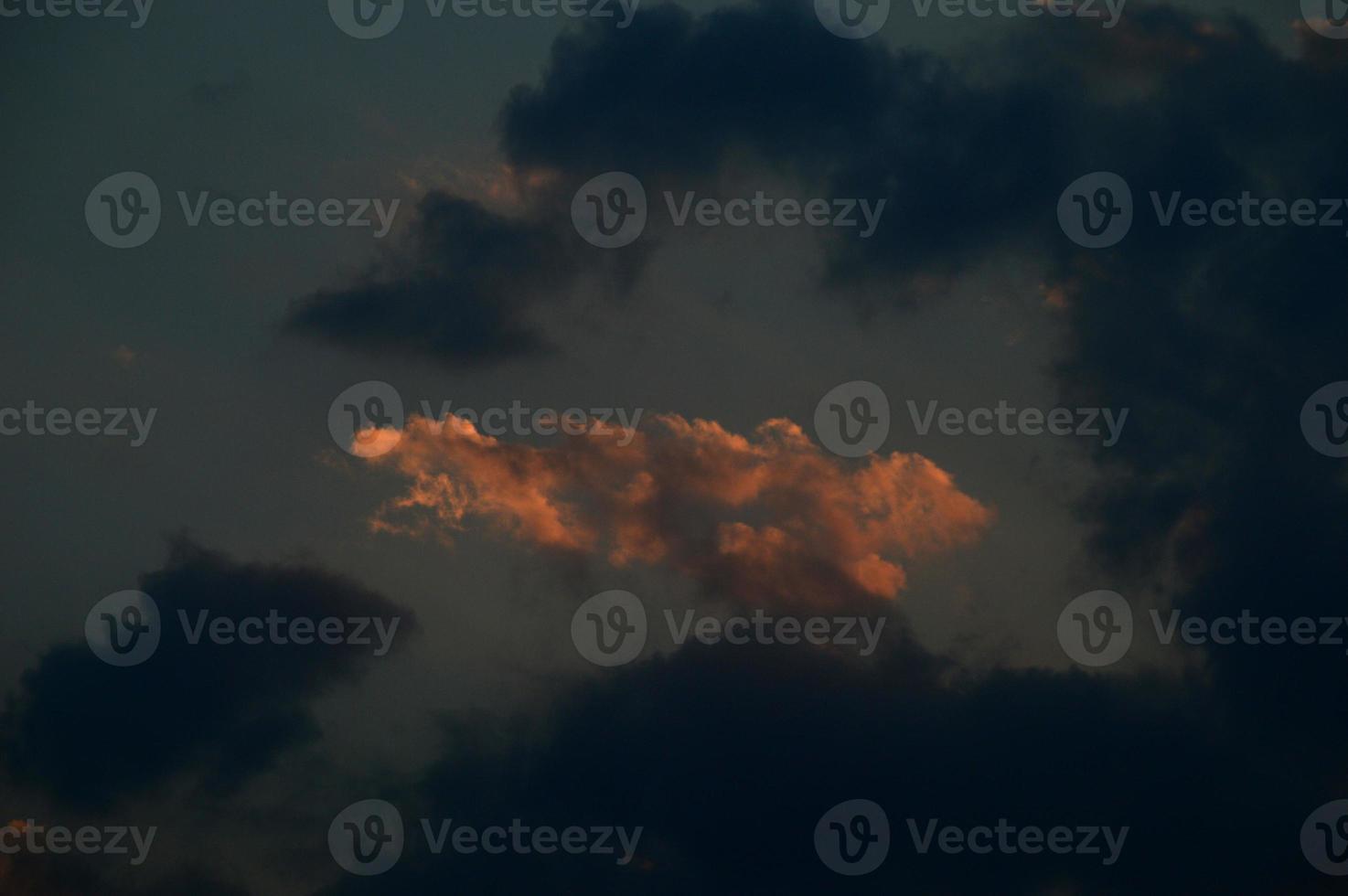 hermoso cielo al atardecer con nubes. cielo abstracto. foto