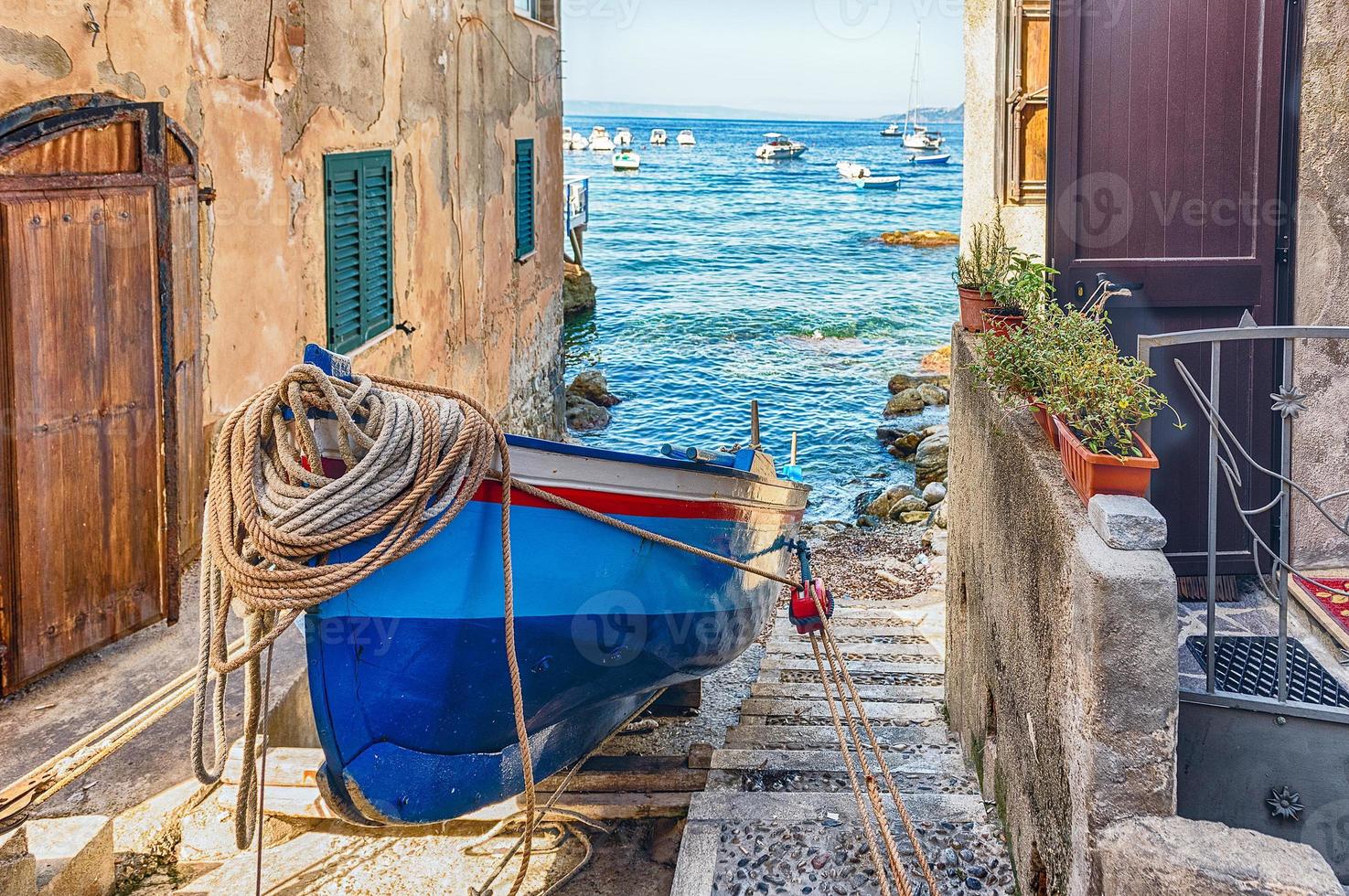 pintorescas calles y callejones en el pueblo costero, scilla, italia foto