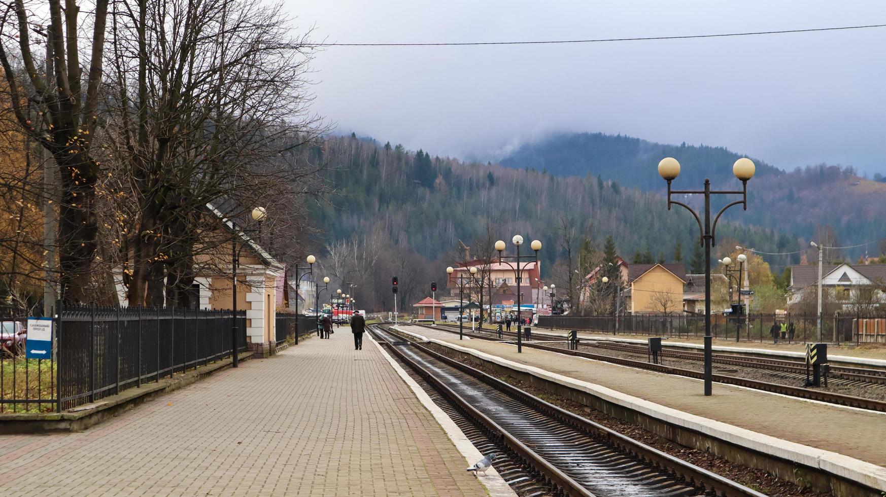 Ucrania, Yaremcha - 20 de noviembre de 2019. La estación de tren de la aldea de Yaremche en los Cárpatos. antigua estación de tren en una mañana nublada. hermosos paisajes en las montañas. foto