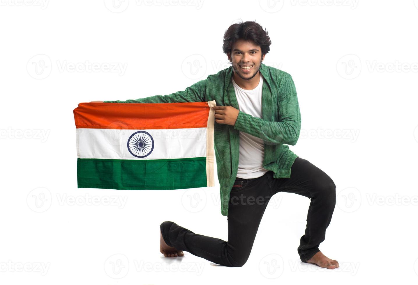 joven con bandera india o tricolor sobre fondo blanco, día de la independencia india, día de la república india foto