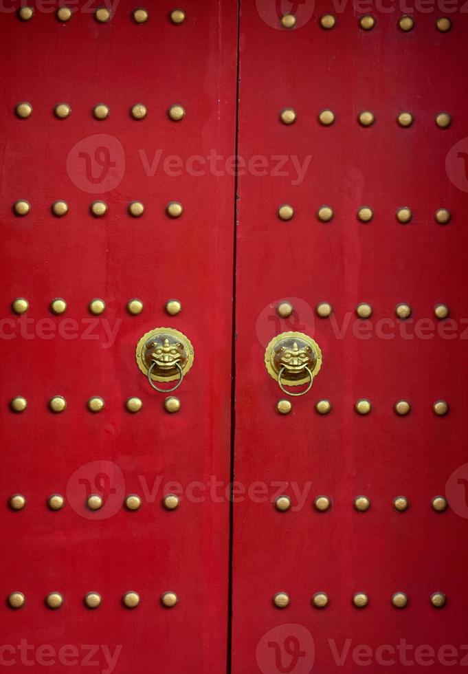 puerta roja con cabezas de león al estilo asiático. foto