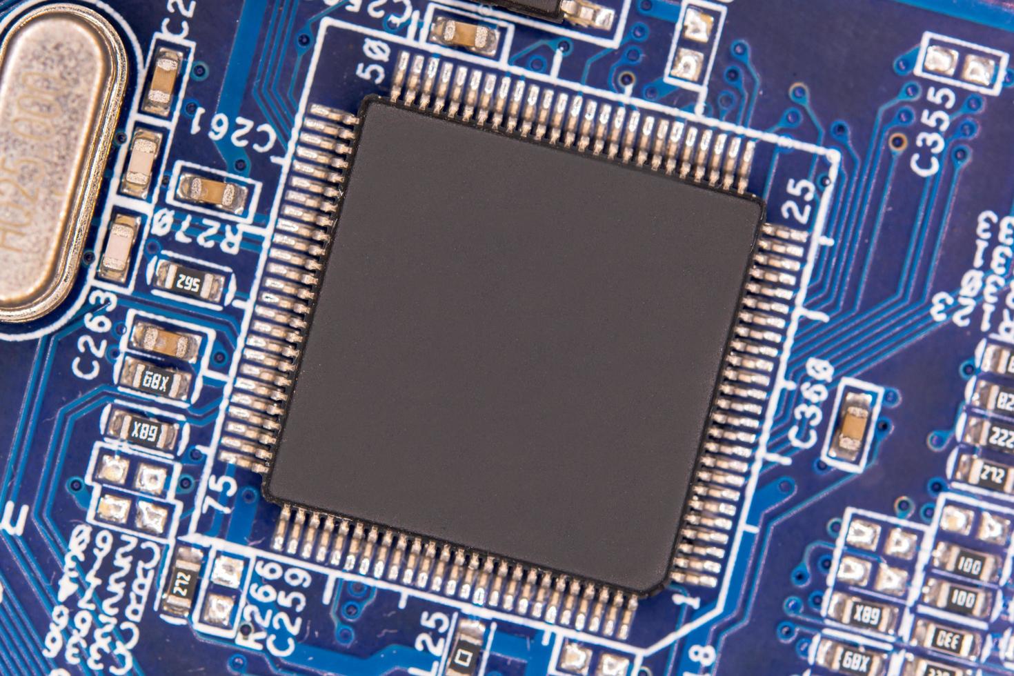 cierre el microchip en blanco en la placa de circuito electrónico. foto