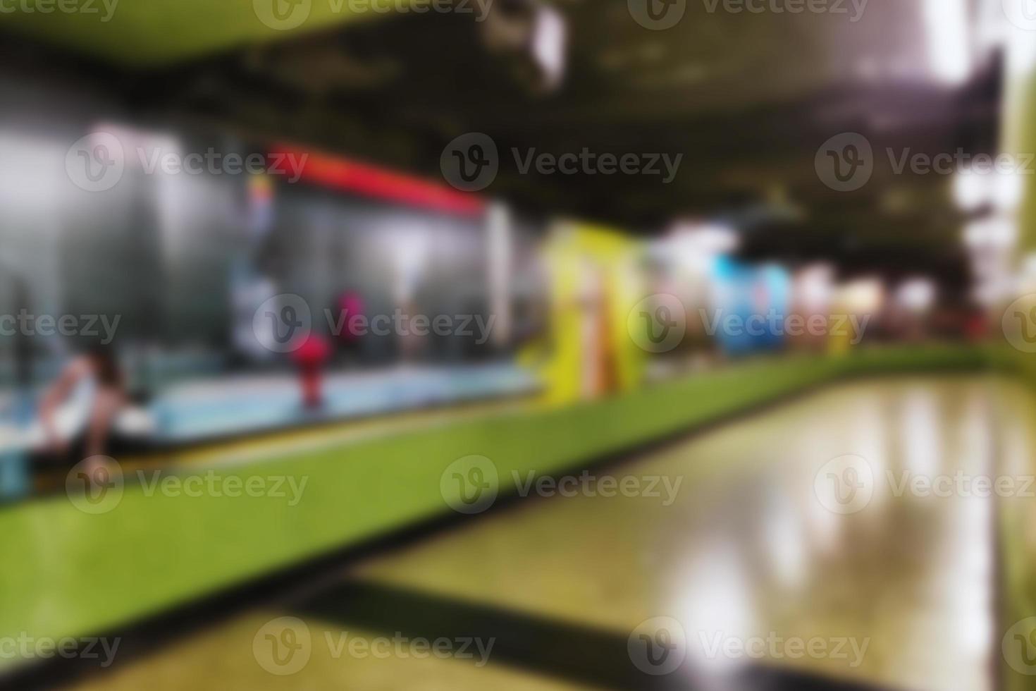 gente borrosa en el metro. dentro de la estación de tren. imagen desenfocada foto