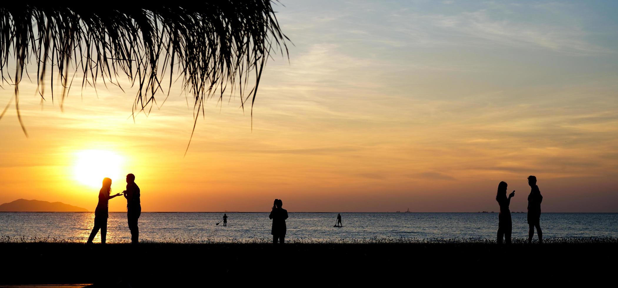 chonburi, tailandia 2021 - silueta de personas en la playa sunet foto