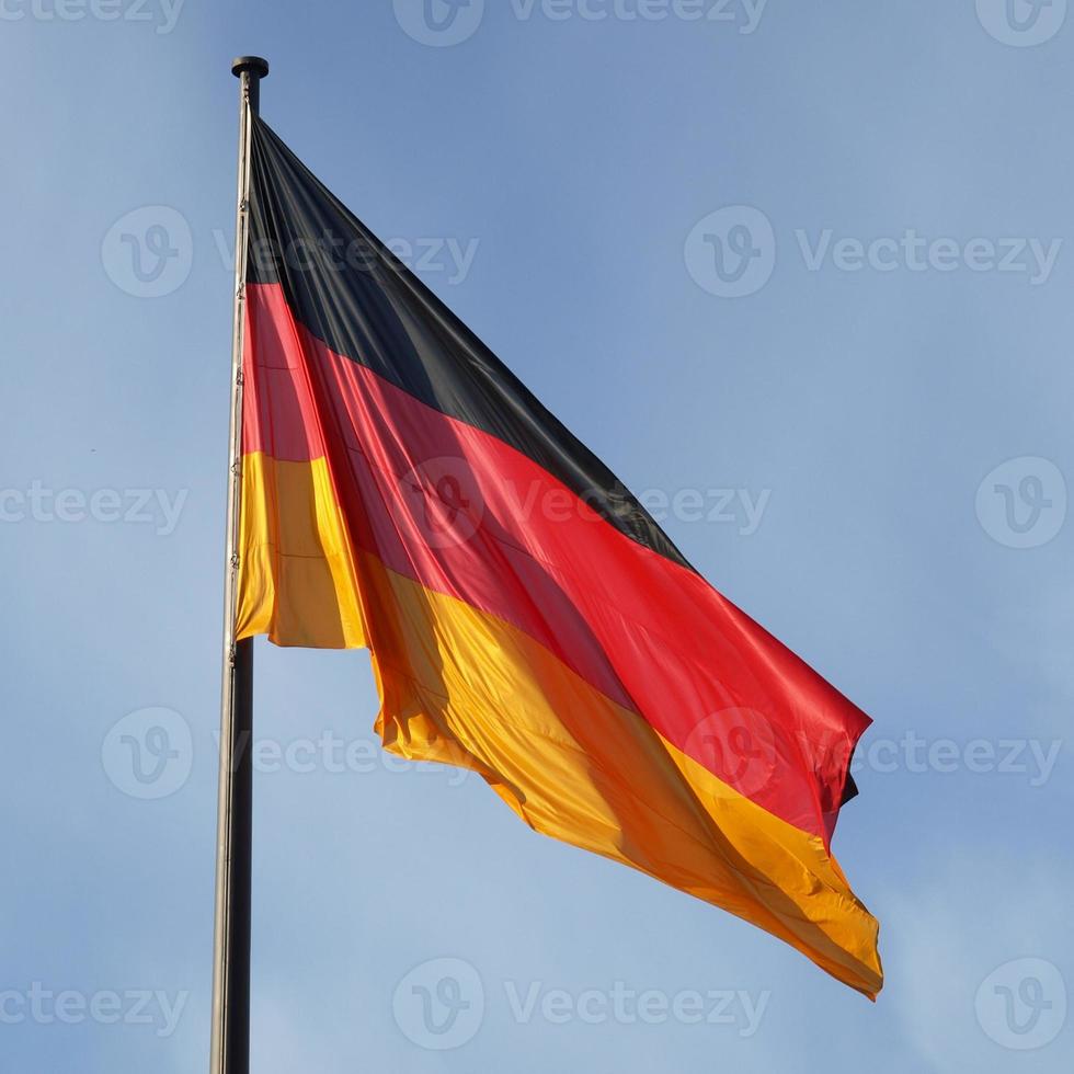 bandera alemana sobre el cielo azul foto