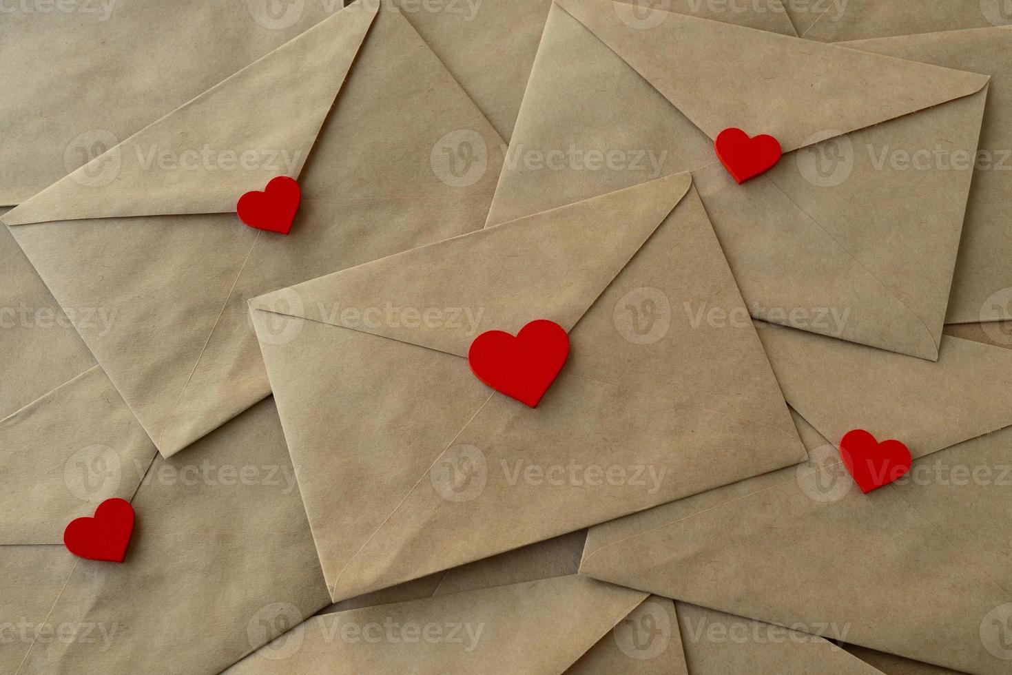 sobres con corazones rojos. cartas de amor. Feliz día de San Valentín. 14 de febrero feriado foto