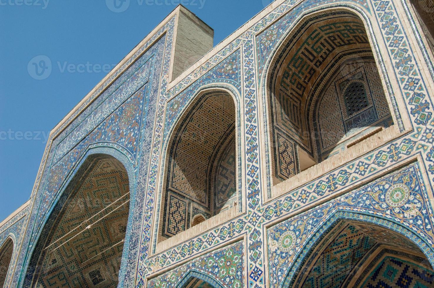 arco y arquitectura del antiguo registan en samarcanda. arquitectura antigua de asia central foto