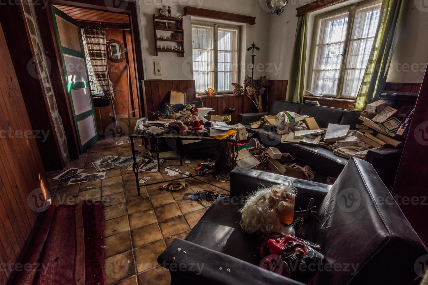 salón de san nicolás y el diablo en una casa abandonada foto