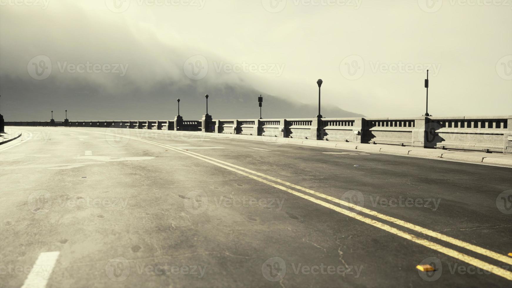 carretera asfaltada y montaña en niebla profunda foto