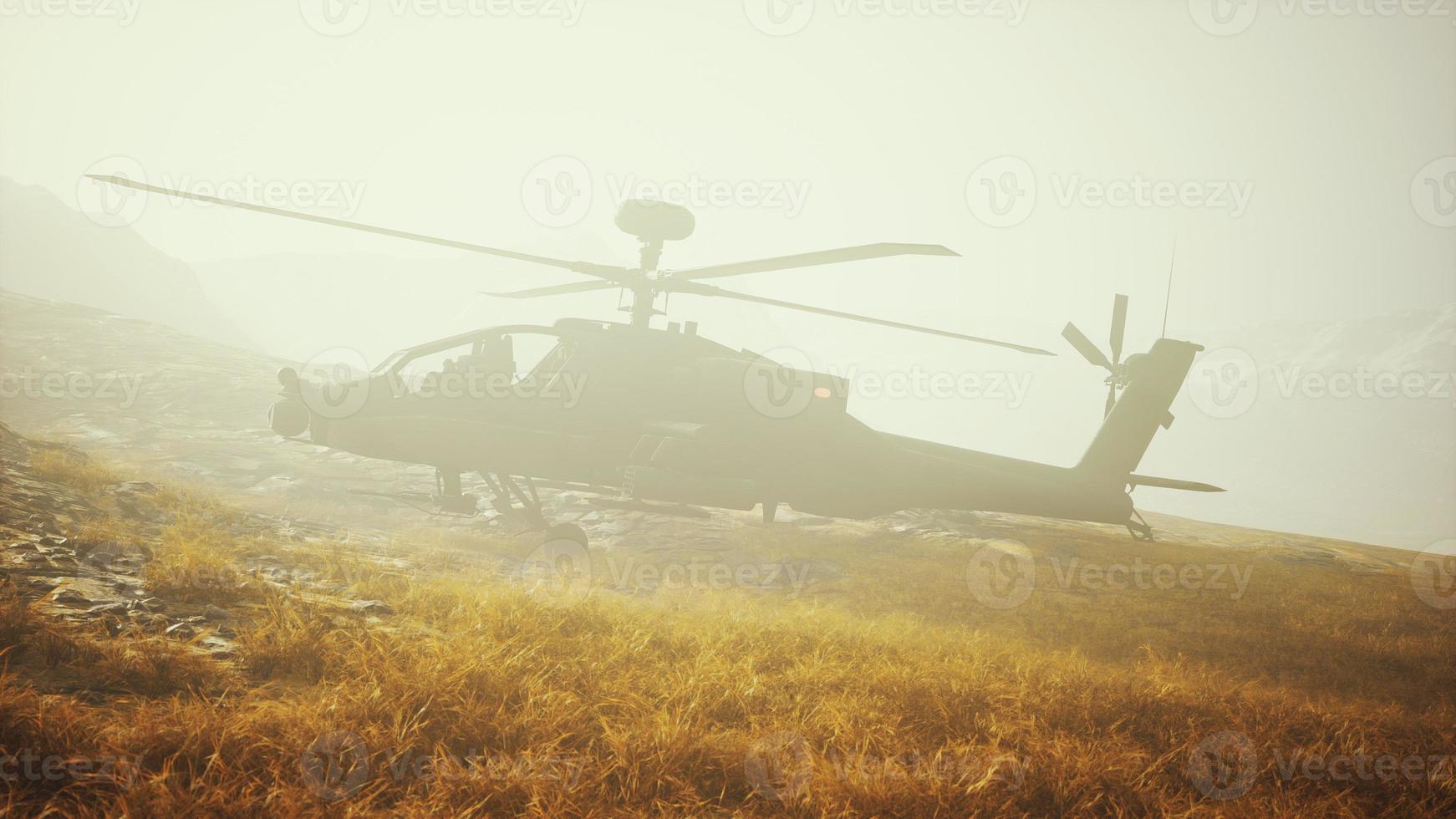 helicóptero militar en montañas en guerra foto