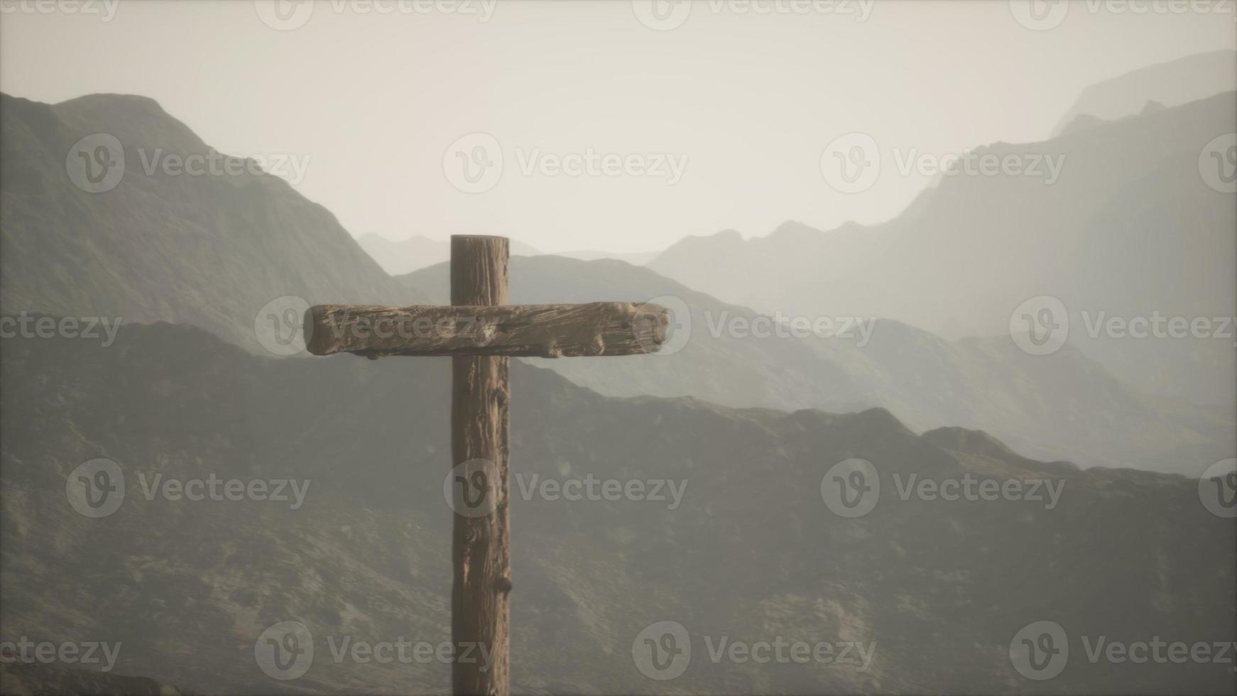 cruz crucifijo de madera en la montaña foto