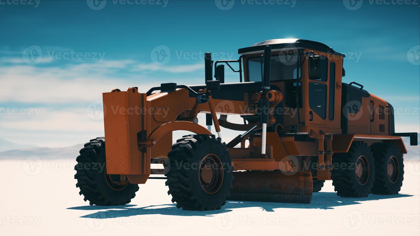 máquina niveladora de carreteras en la carretera del desierto de sal foto