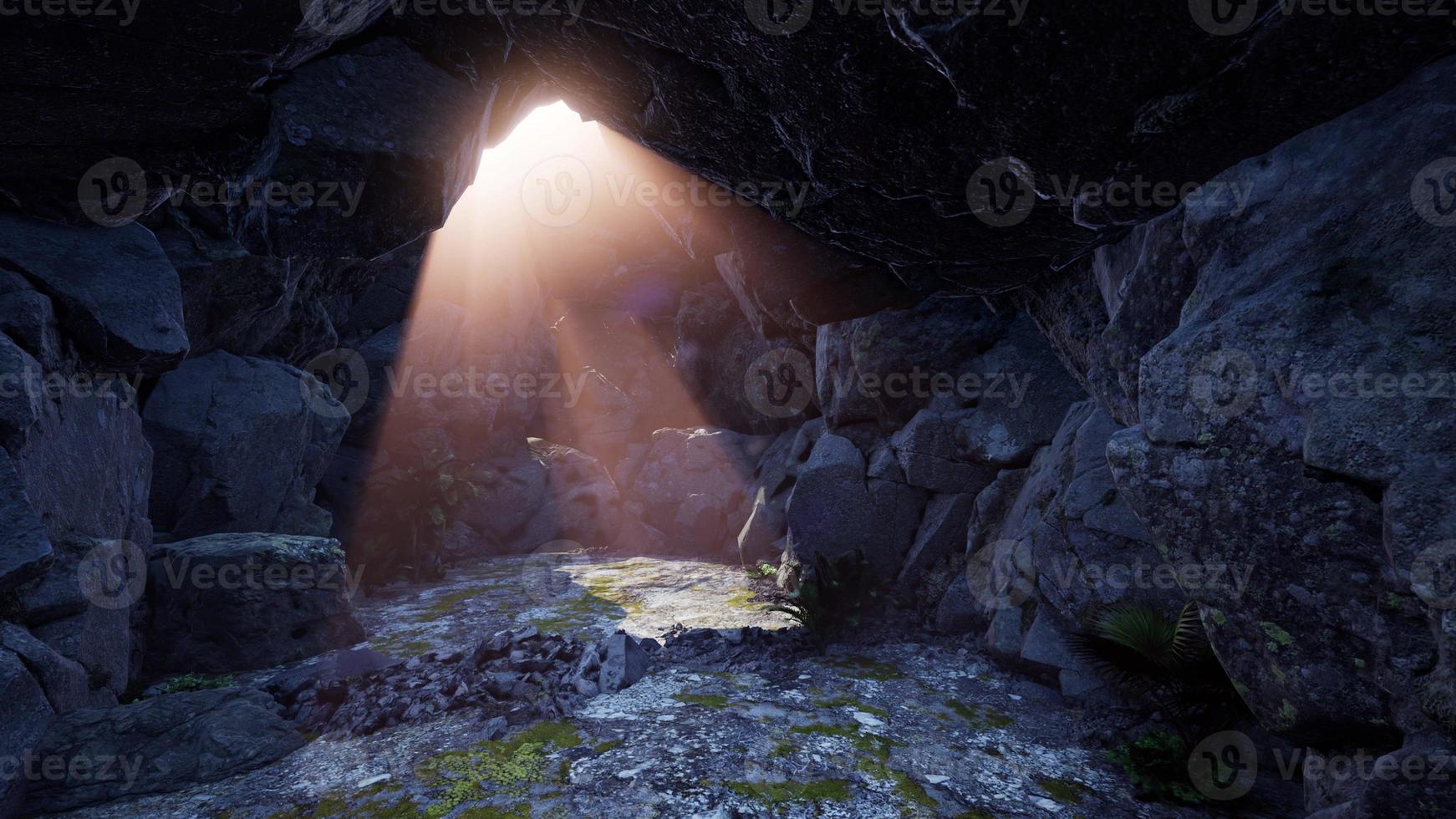 luz del sol dentro de una cueva misteriosa foto