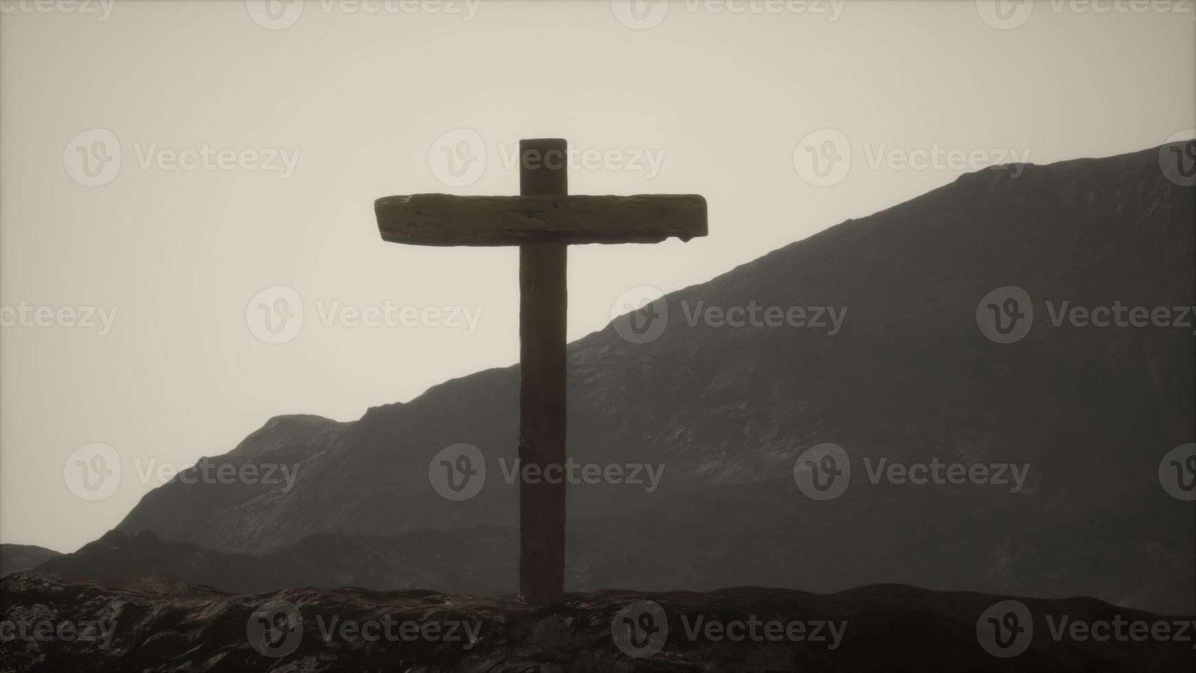 cruz crucifijo de madera en la montaña foto