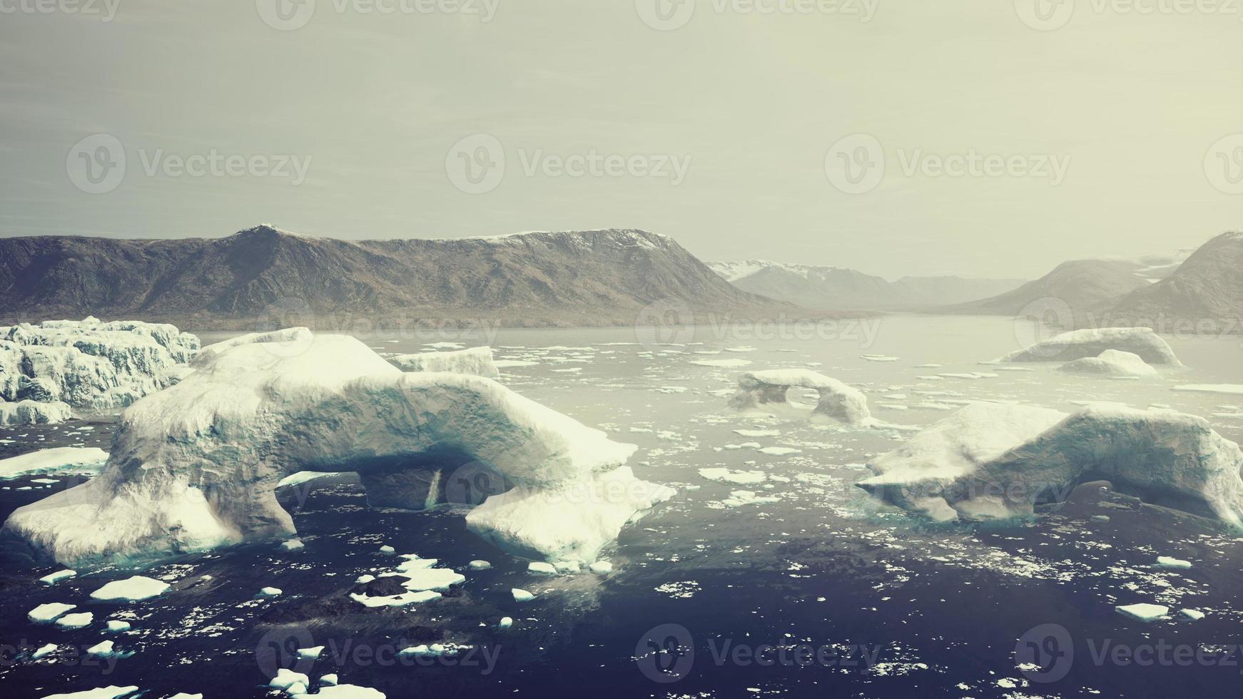 gran glaciar en la costa de la Antártida una soleada tarde de verano foto