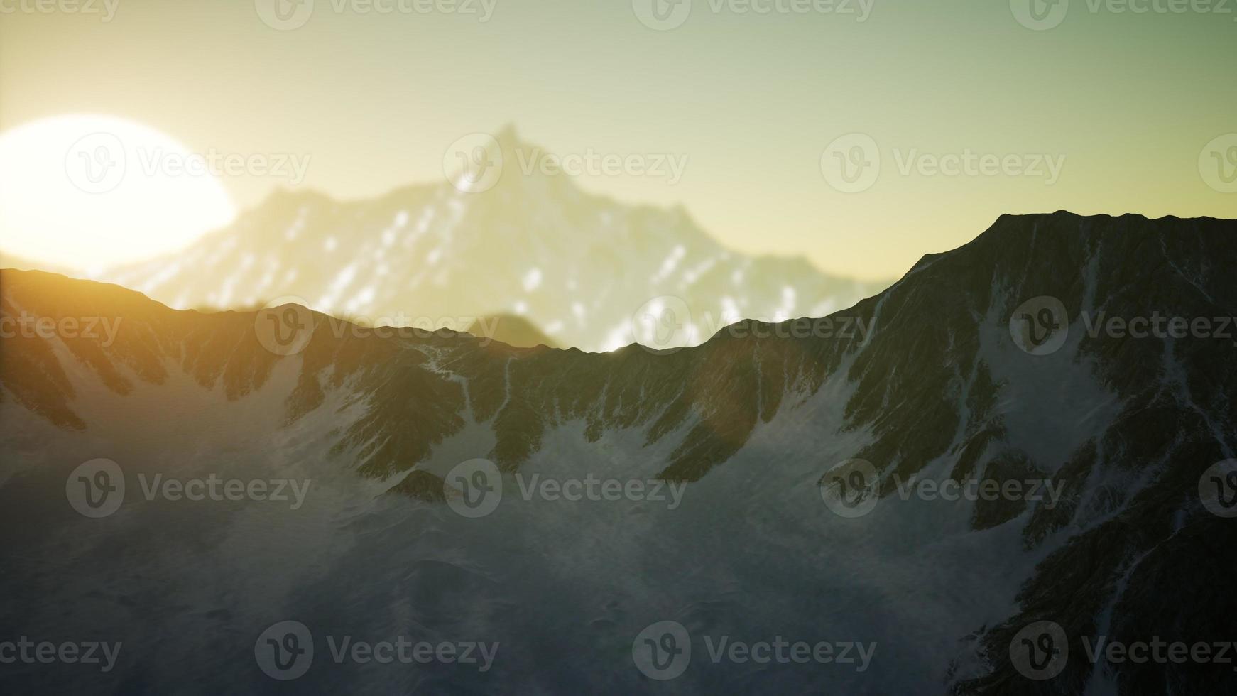 paisaje de invierno en las montañas al atardecer foto