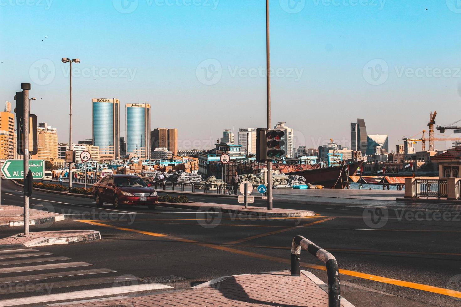 un paisaje de carreteras vacías en dubai, durante el brote del virus de la corona. foto