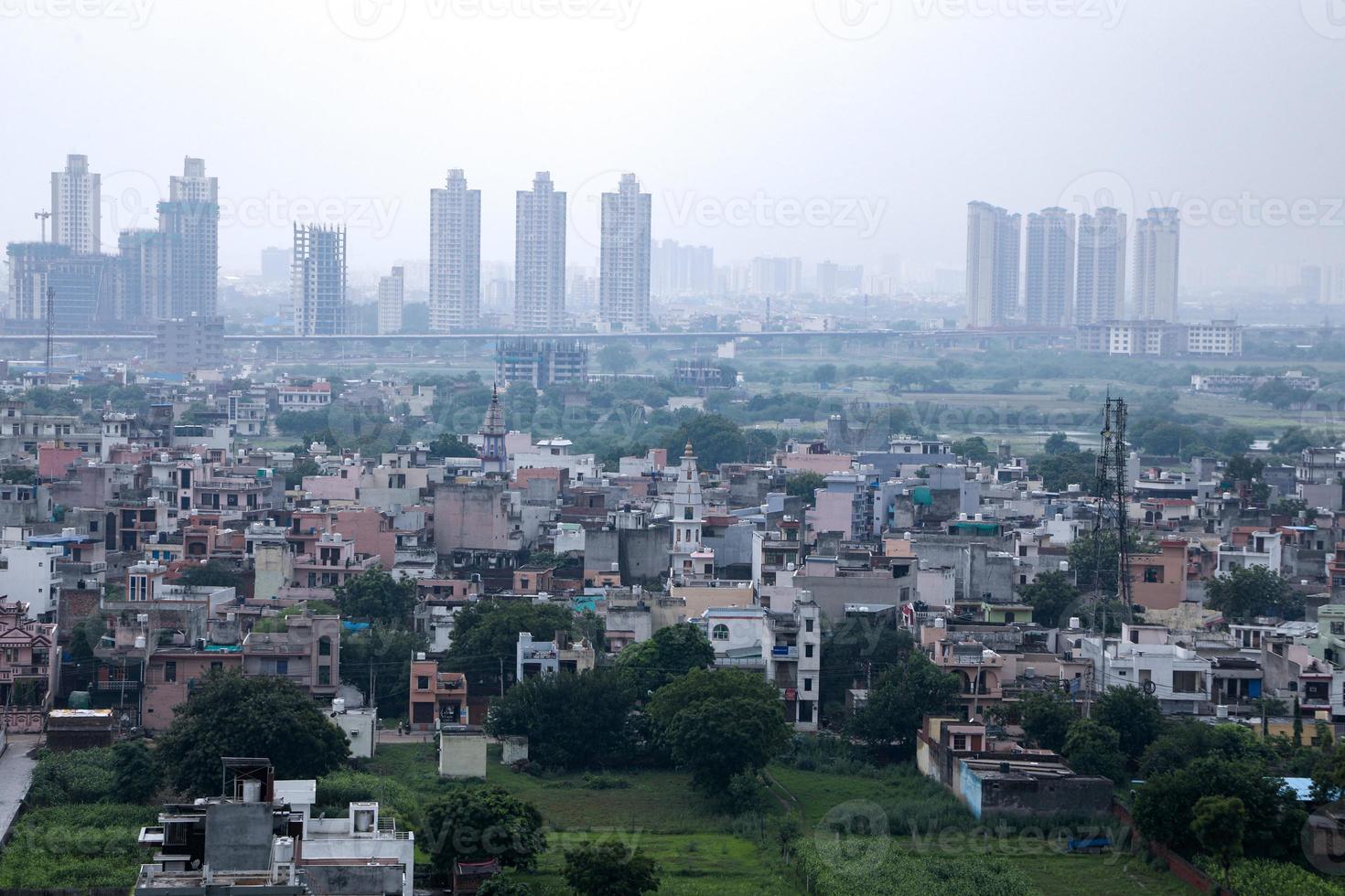 vista aérea del paisaje de la autopista dwarka, que muestra el contraste de los pueblos y los edificios altos. foto