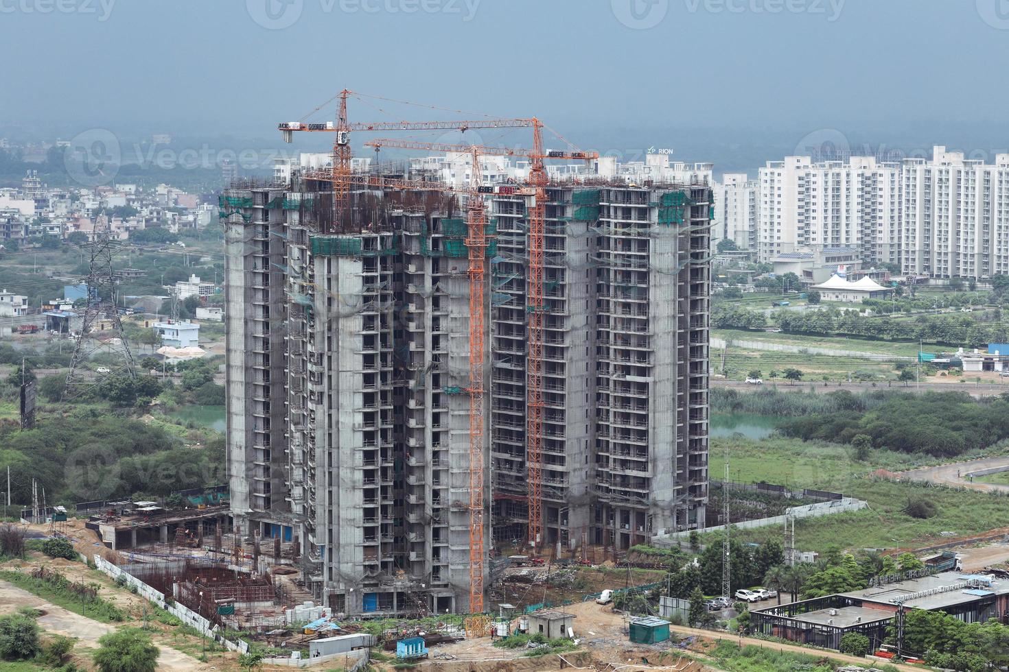 vista aérea de la construcción de nuevos edificios en la autopista dwarka, construcción de un edificio con grúas. foto