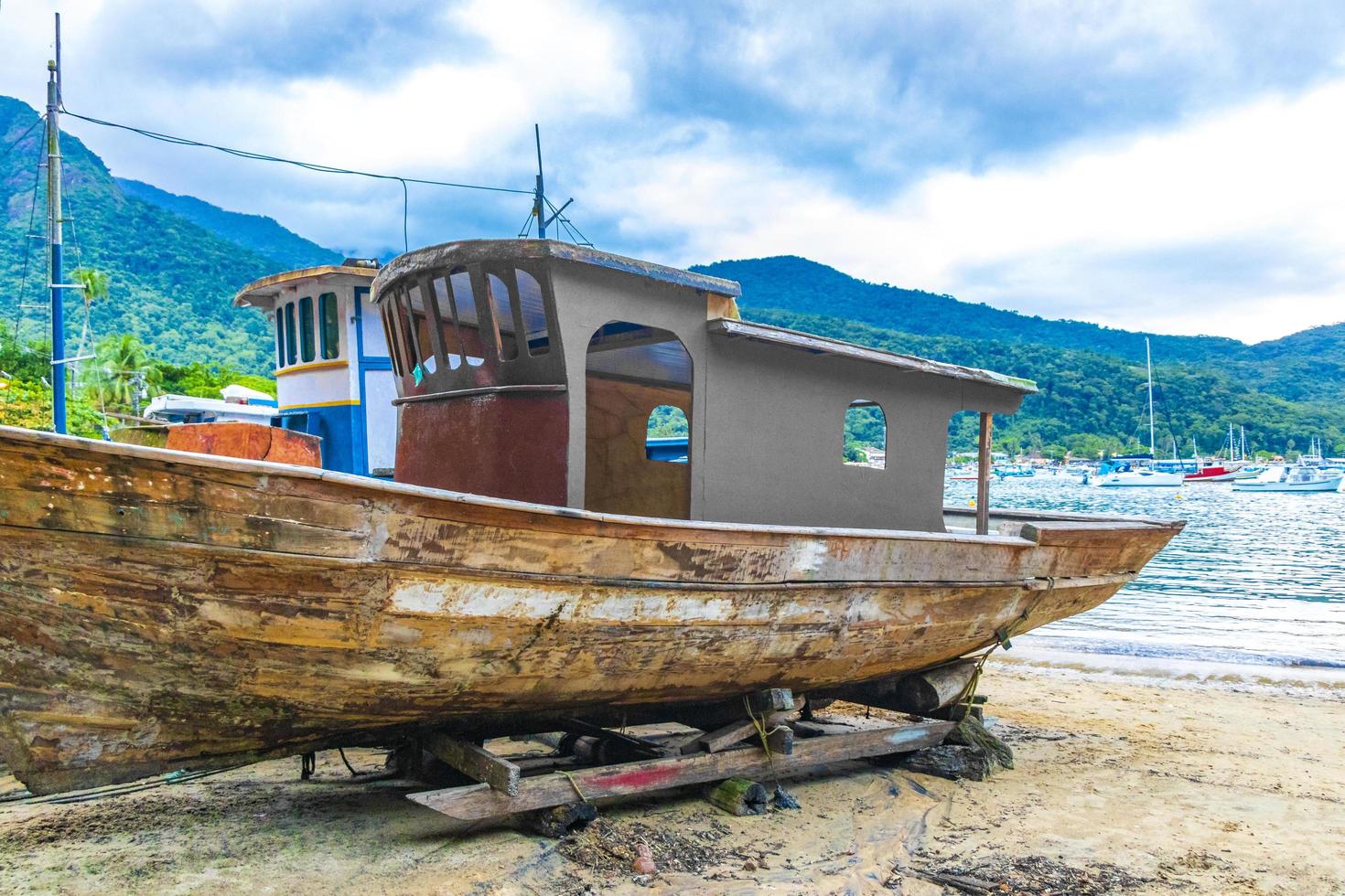 barcos antiguos barcos para restauración playa abraao ilha grande brasil. foto