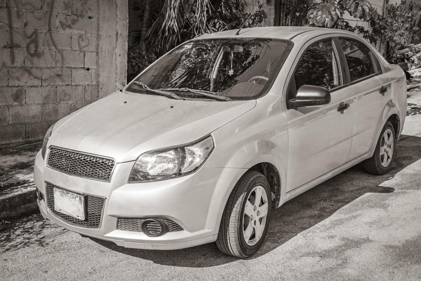 carro plateado mexicano en donaldo colosio playa del carmen mexico. foto