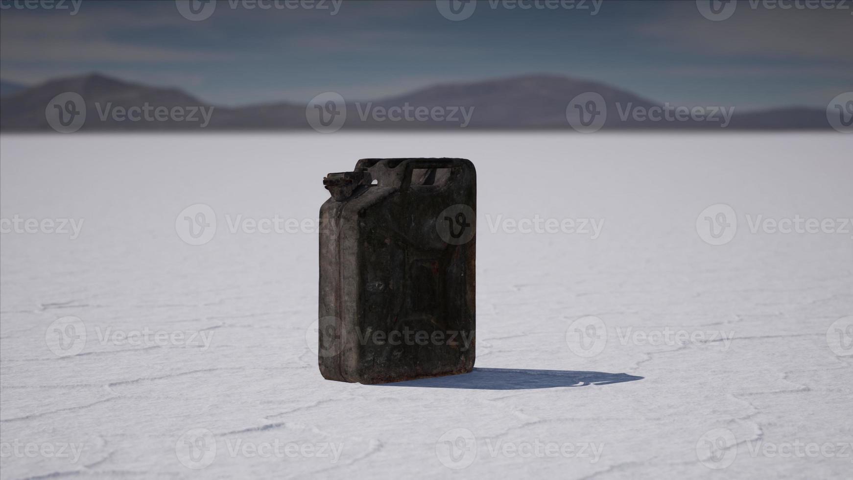 Bote de combustible de metal antiguo en Salt Flats en Utah foto