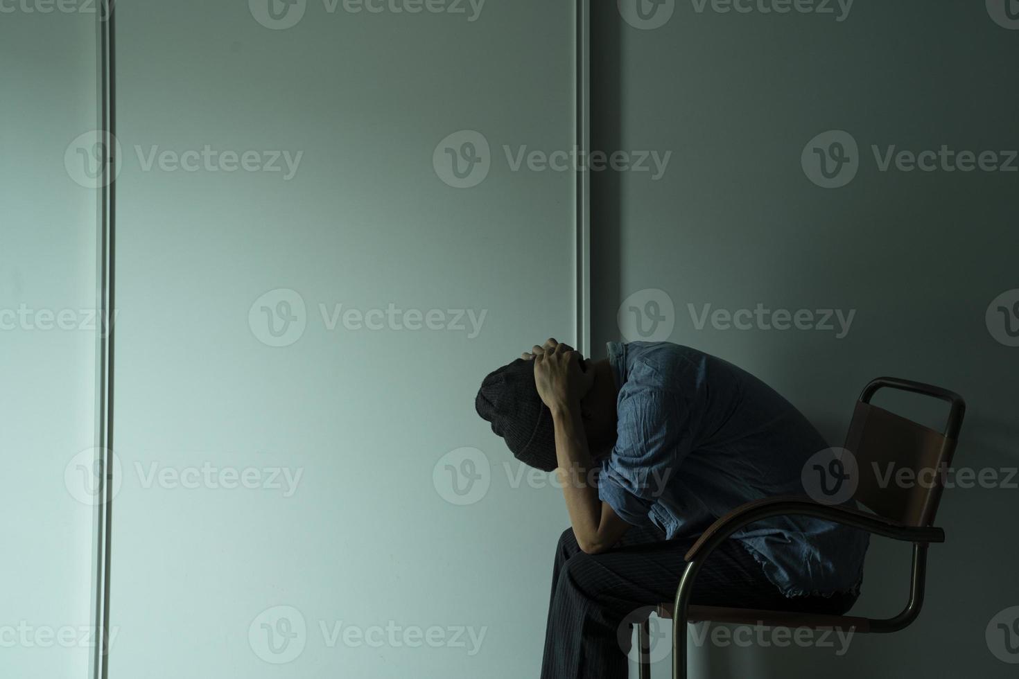 hombre triste en el cuarto oscuro foto