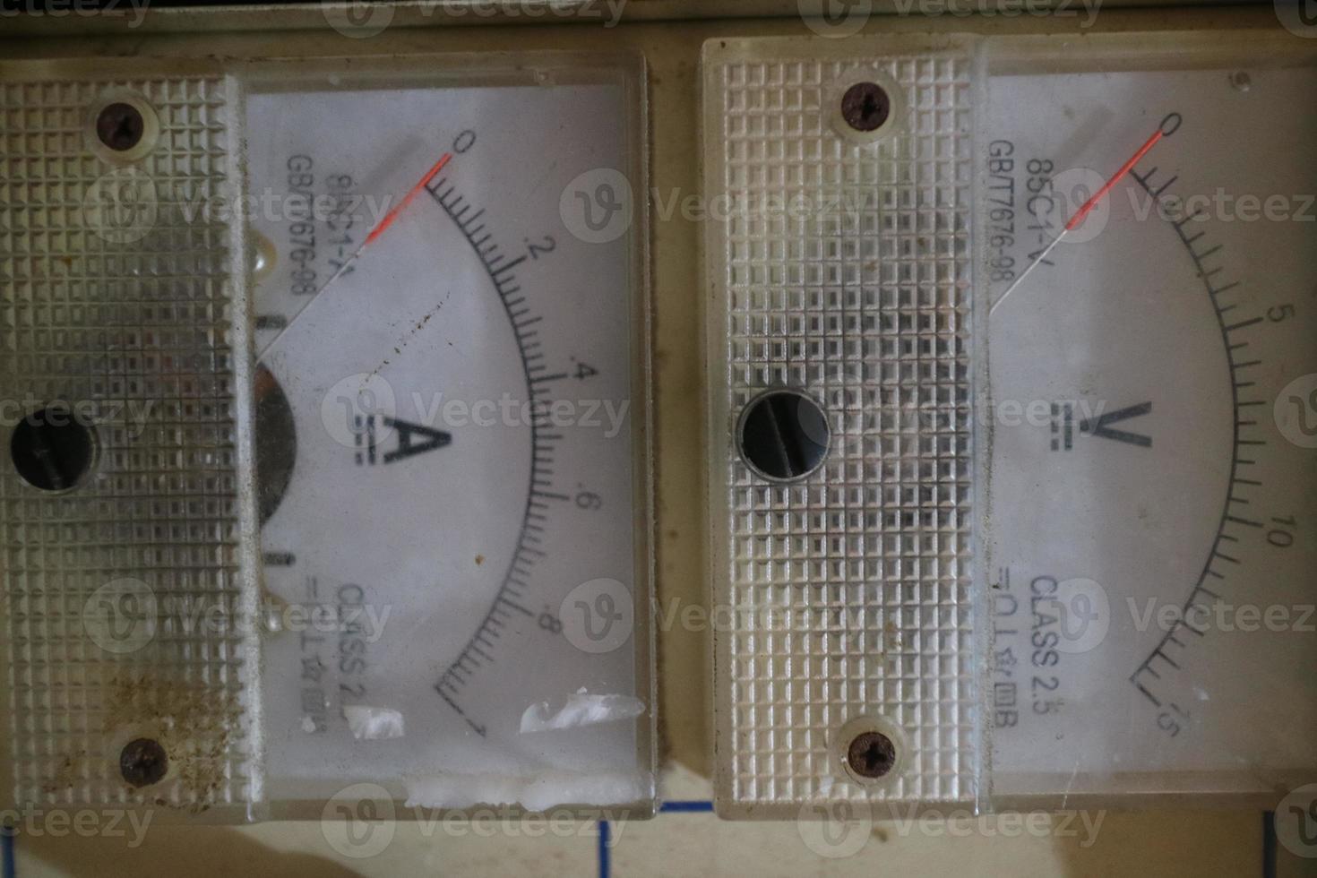 voltmeter and ampere meter analog diagram photo