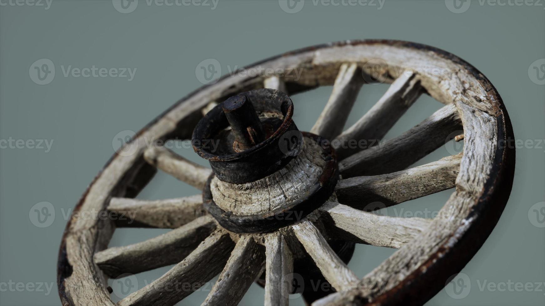 rueda de madera vintage rústica hecha a mano utilizada en vagones medievales foto