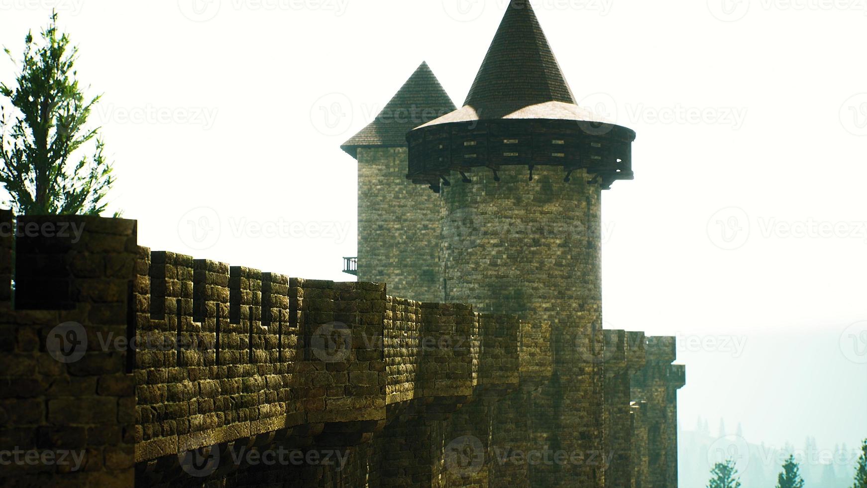 antiguas murallas del castillo al atardecer foto